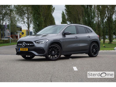 Mercedes-Benz Gla-klasse 180 amg line l automaat i achteruitrij camera l tempomaat l stoelverwarming l sfeerverlichting l mbux l widescreen l keyless go l night pakket l spiegel pakket l l camera l carbon inleg l draadloos opladen telefoon l led h...