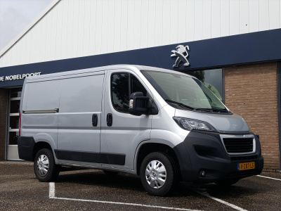 Peugeot Boxer gb 330 l1h1 bluehdi 130pk premium pack navigatie | airco | cruise control | achteruitrijcamera | p-hulp | vloerplaat | zijdwandbeplating | bt