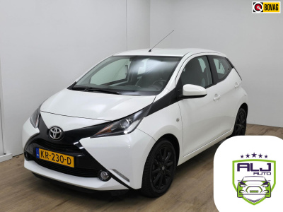 Toyota Aygo occasion x-play met parkeercamera en sportvelgen | sportieve look | tweedehands toyota aygo wit | navi | bluetooth |