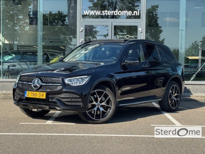 Mercedes-Benz Glc 300e 4matic business solution amg l panoramaschuifdak l tempomaat l 360 camera l interieurverlichtingspakket l mbux l lederen bekleding l l treeplanken l night pakket l btw auto l smartphone integratie pakket l spiegel pakket