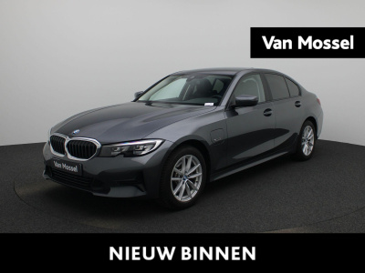 BMW 3-serie 320e high executive | automaat | navigatie | leder | elektrische achterklep | elektrische stoelen | climate control | stoelverwarming | parkeersensoren | apple carplay / android auto | lichtmetalen velgen | lage km stand
