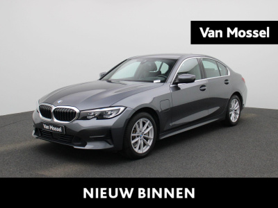 BMW 3-serie 330e | automaat | navigatie | half-leer | adaptive cruise control | heads up display | climate control | parkeersensoren | apple carplay / android auto | lichtmetalen velgen |