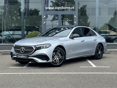 Mercedes-Benz E-Klasse 300 e amg line l nieuw model i panoramadak l distronic l keyless go l sfeerverlichting l stoelverwarming l verwarmd stuurwiel l mbux l nightpakket i