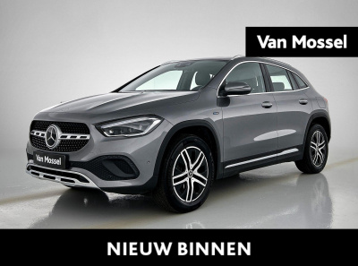 Mercedes-Benz Gla-klasse 250 e business solution luxury limited | automaat | trekhaak | parkeer sensoren | leder | virtual cockpit | navigatie | stoel verwarming | elec. achterklep | cruise control