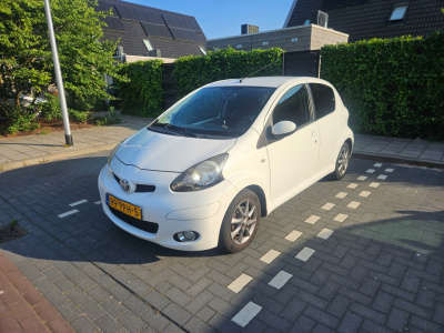 Toyota Aygo dynamic navigator / nl auto / nap / 74.975 km !