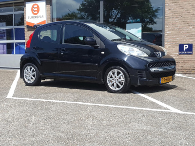 Peugeot 107 1.0 12v 5d 2-tronic automaat airco | lm-velgen | radio met cd-speler | elektrische ramen | dealer onderhouden!