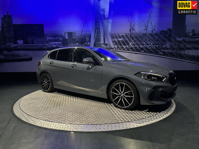 BMW 1 Serie 118i high executive *m-pack*pano*harmannkardon*m-technic stoelen**