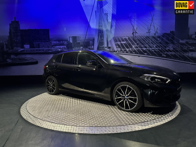 BMW 1 Serie 118i high executive *m-pack*pano*harmannkardon*m-technic stoelen**