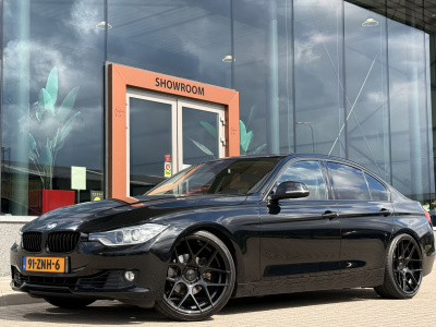 BMW 3-serie 320i high executive | navi | leder | 260pk | elect trekhaak |