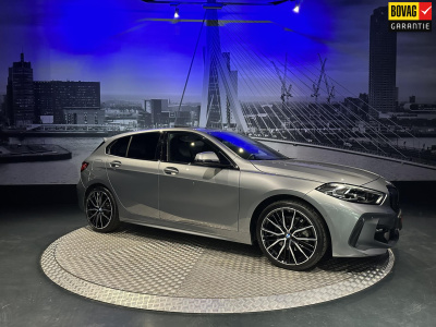 BMW 1 Serie 118i high executive *m-pack*pano*harmankardon*m-technic stoelen*