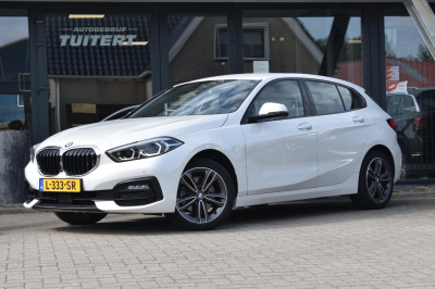 BMW 1 Serie 118i sport line | stoelverwarming | apple carplay | android auto | nap | sfeerverlichting