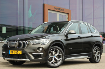 BMW X1 sdrive20i corporate lease executive | led | half leder | pdc |