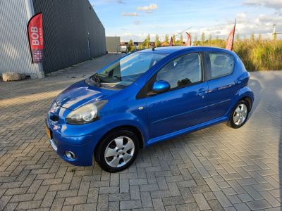Toyota Aygo 1.0-12v dynamic blue / nl auto / nap