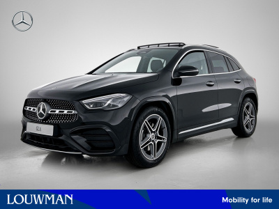 Mercedes-Benz Gla-klasse 180 business solution amg | trekhaak | parkeerpakket met achteruitrijcamera | easy pack achterklep | sound system | stoelverwarming voor | keyless go | multibeam led |
