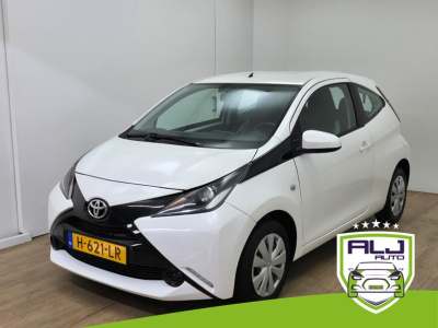 Toyota Aygo occasion 1.0 vvt-i x-play | tweedehands toyota aygo wit | automaat | met luxe carplayradio | navigatie