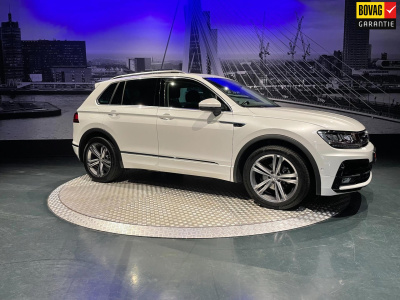 Volkswagen Tiguan 1.5 tsi act highline business r-line *topcomfortstoelen*pano*virtual*keyless*trekhaak*