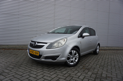 Opel Corsa 1.4-16v airco / navi / cruise / stoelverw. / parkeers. / elektr. ramen / trekhaak