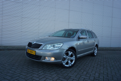 Skoda Octavia combi 1.4 tsi elegance business line lichte schade / airco / navi / cruise / parkeersens. / trekhaak / lm velgen / nap