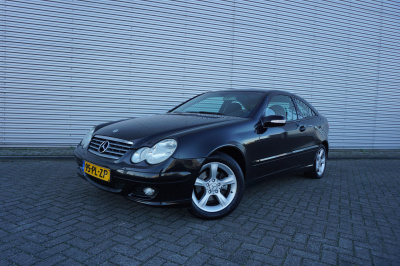 Mercedes-Benz C-Klasse sportcoupé 180 k. automaat - airco / cruise / elektr. ramen / lm velgen / nap