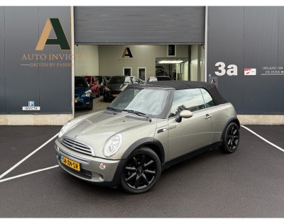 Mini Cooper Cabrio 1.6 - sidewalk