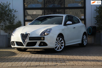 Alfa Romeo Giulietta 1.4 turbo super- sportiva - leer/alcantara - stoelverwarming - led - parkeersensoren - isofix - 120pk