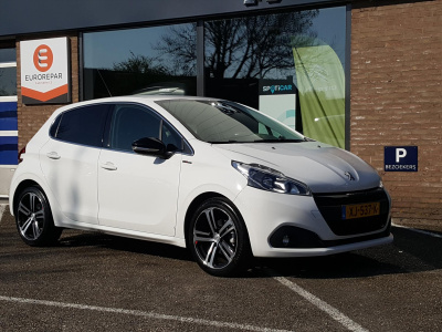 Peugeot 208 gtline 1.2-110pk automaat (eat6) trekhaak | apple carplay & android auto | navigatie | achteruitrijcamera | cruise & climate control | parkeersensoren