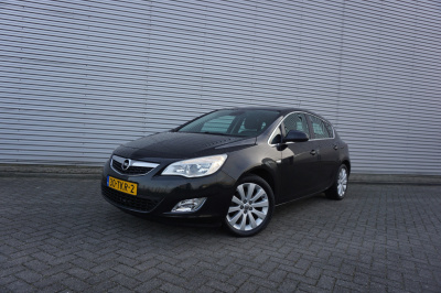 Opel Astra 1.4 turbo cosmo airco / cruise / parkeers. / elektr. ramen / trekhaak / lm velgen / nap