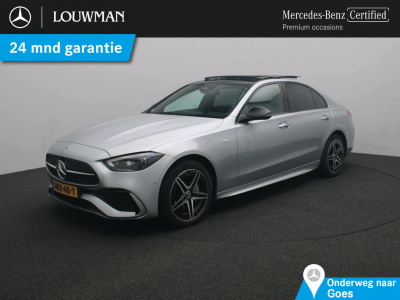 Mercedes-Benz C-Klasse 300 e business solution amg amg line | panorama schuif-kanteldak | distronic | lederen bekleding | alarm | parkeerpakket met 360°-camera | 20 inch amg velgen. inclusief 24 maanden mb certified garantie voor europa.