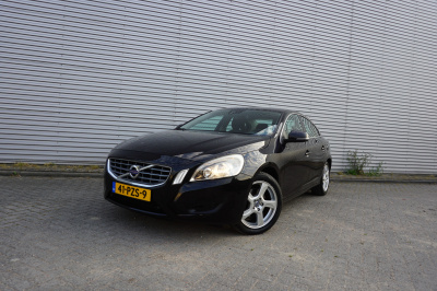 Volvo S60 1.6 t4 momentum automaat - climate / navi / cruise / parkeers. / trekhaak / lm velgen / nap