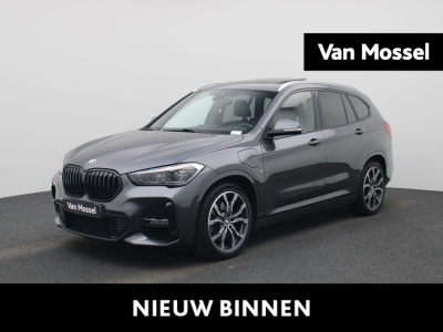 BMW X1 xdrive25e executive | m-sport | panoramadak | harman kardon | sfeerverlichting | apple carplay / android auto | stoelverwarming | adaptive cruise control | heads-up | elektrische achterklep | leder | navigatie | climate co...