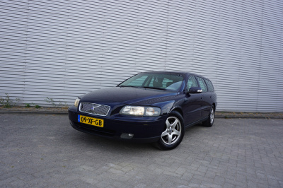 Volvo V70 2.4d edition airco / cruise / elektr. ramen / trekhaak / lm velgen / nap / apk t/m 04-2027