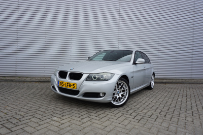 BMW 3-serie 316i business line airco / navi / cruise / carplay / parkeers. / elektr. ramen / lm velgen / nap