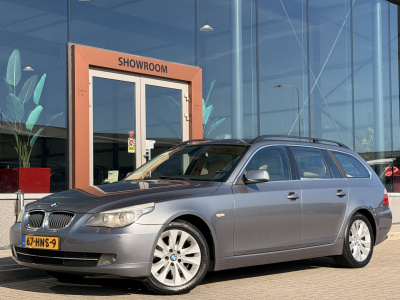 BMW 5 Serie touring 520i business line | cruise | navi | leder | stoelverwarming + half elek. | trekhaak | bluetooth |