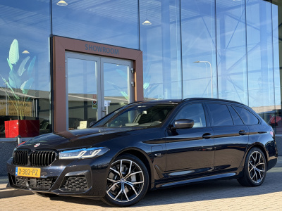 BMW 5 Serie touring 530e xdrive m-sport | soh 95% | acc | elek. trekhaak | sfeerverlichting | harman kardon | keyless | 360* | hud | alarm klasse 5 | apple carplay | stoelverwarming | laser led |