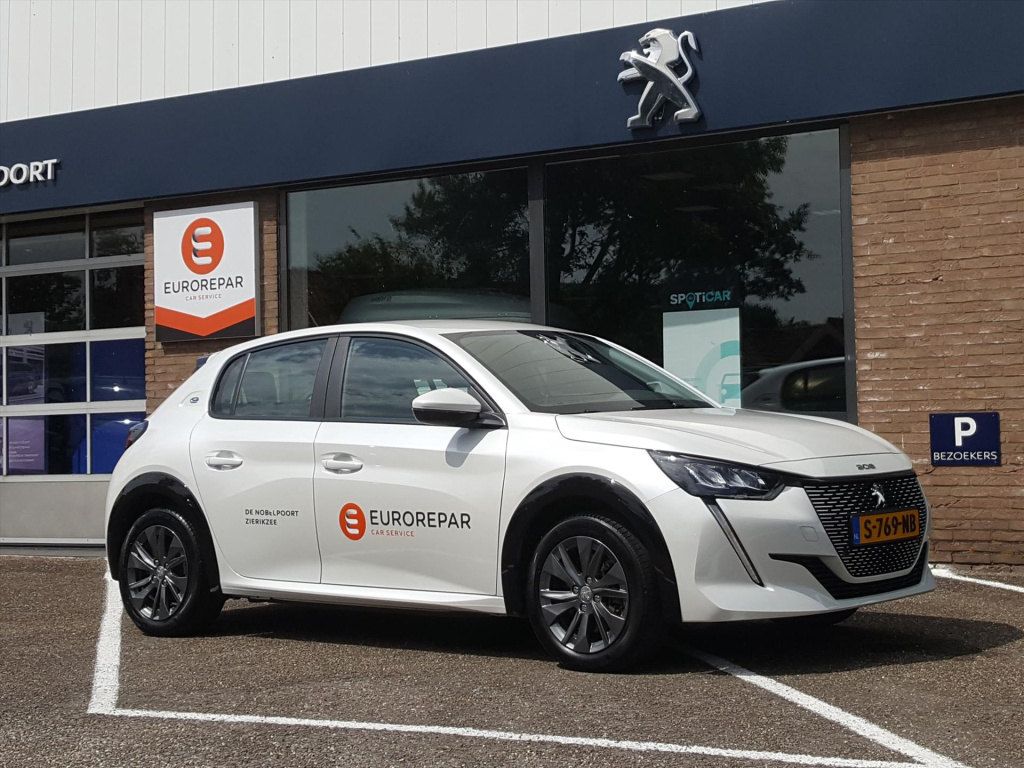 Peugeot 208 active pack 50kwh 136pk 1-fase 12% bijtelling cruise & climate control | parkeersensoren achter | navigatie via apple&android | bluetooth | lm-velgen