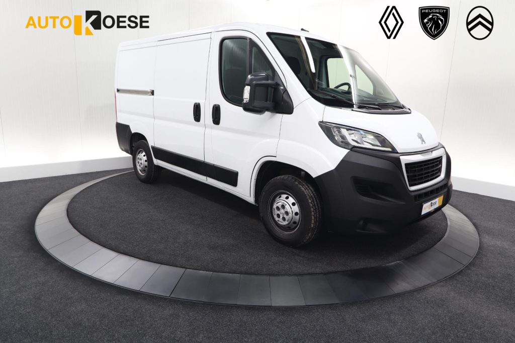 Peugeot Boxer 330 2.2 bluehdi 120 l1h1 premium | trekhaak | camera | betimmering laadruimte | navigatie