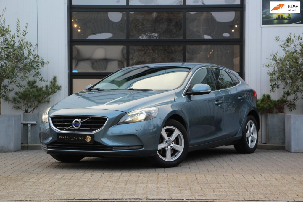 Volvo V40 1.6 t3 momentum - xenon - trekhaak - navi - achteruitrij camera - stoelverwarming - cruise control