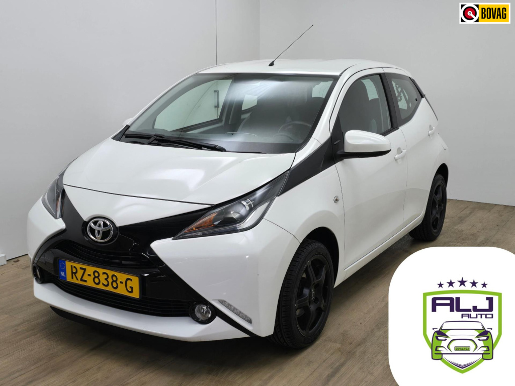 Toyota Aygo occasion 1.0 vvt-i x-play met parkeercamera | tweedehands toyota aygo wit in sportieve look | velgen | weinig km | alj