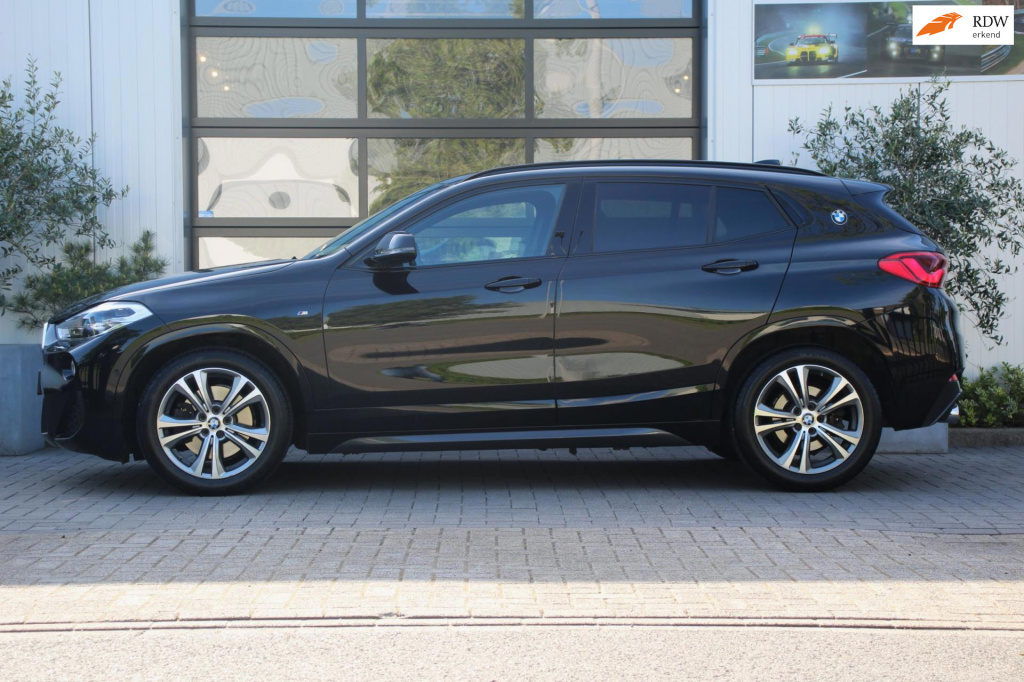 BMW X2 sdrive20i m-sport automaat. - led - elek kofferklep - headup - navi groot - stoel verw - alcantara - bmw connect!