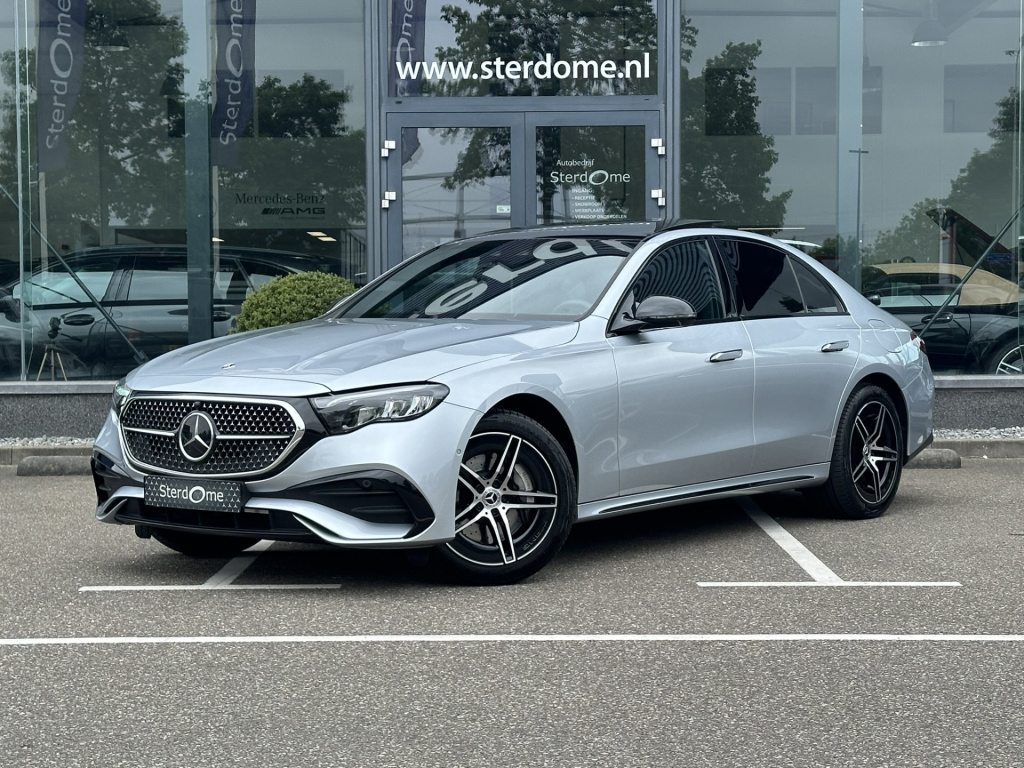 Mercedes-Benz E-Klasse 300 e amg line l nieuw model i panoramadak l distronic l keyless go l sfeerverlichting l stoelverwarming l verwarmd stuurwiel l mbux l nightpakket i 5-spaaks i