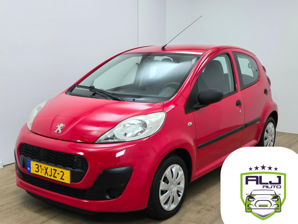 Peugeot 107 occasion 1.0 access accent met airco en 5 deurs uitvoering | trekhaak | tweedehands peugeot 107 rood | leuke km stand