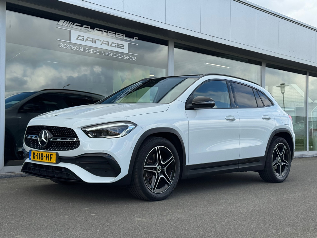 Mercedes-Benz Gla-klasse 200 business solution amg automaat /wegklapbare trekhaak / panoramadak / stoelen met memory
