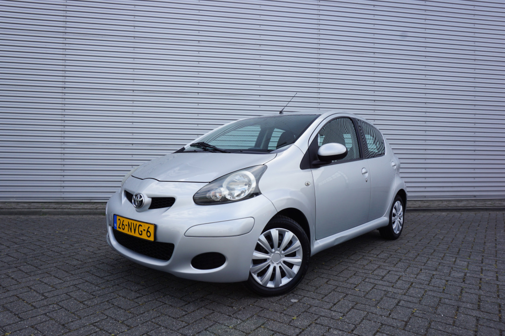 Toyota Aygo 1.0-12v comfort navigator automaat - airco / navi / elektr. ramen / nap