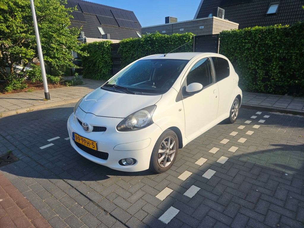 Toyota Aygo dynamic navigator / nl auto / nap / 74.975 km !