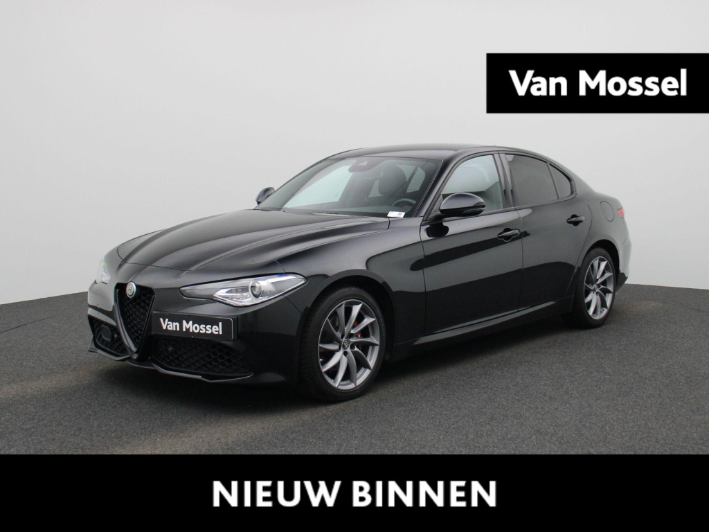 Alfa Romeo Giulia 2.0t sprint | lmv | automaat | parkeer sensoren | camera | navigatie | half leder | cruise control | climate control