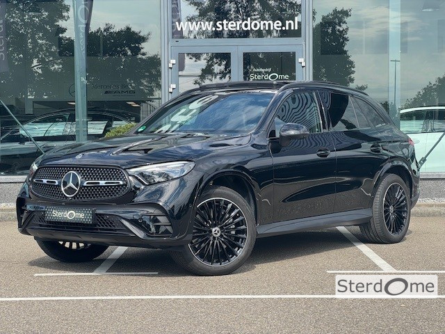 Mercedes-Benz Glc 300e 4matic edition amg line l techniek pakket l luchtvering l panoramadak l meesturende achteras l memory l sfeerverlichting l distronic l night pakket l 360 gr camera l digital light l burmester 3 d l  mbux l alarm klass...