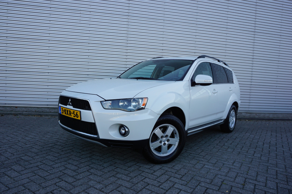 Mitsubishi Outlander 2.0 intro edition airco / navi / cruise / camera / lm velgen / nap
