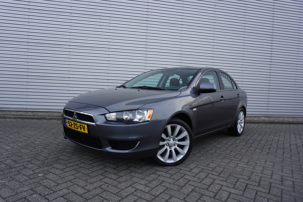 Mitsubishi Lancer sports sedan 1.8 invite airco / cruise / elektr. ramen / trekhaak / lm velgen / nap