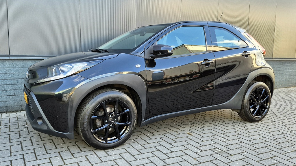 Toyota Aygo x 1.0 vvt-i mt play | camera | lane assist | acc | 17 inch | airco