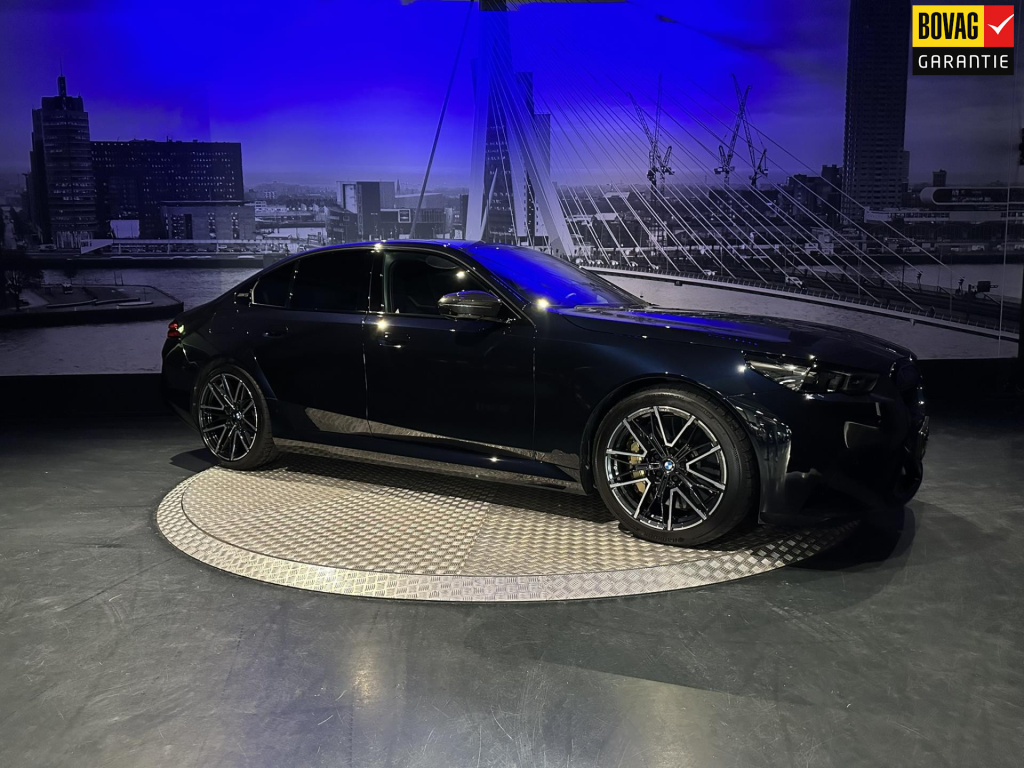BMW M5 5-serie *limousine v8 m hybrid*carbon extr*b&w*alcantarahemel*nl-auto*